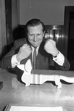 Günther Bantzer con un diseño de Waldi en los años 70.