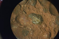 Detalle de la estructura externa de la bauxita con óxido de hierro