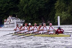 Equipo de remo de la Universidad de Harvard en el agua