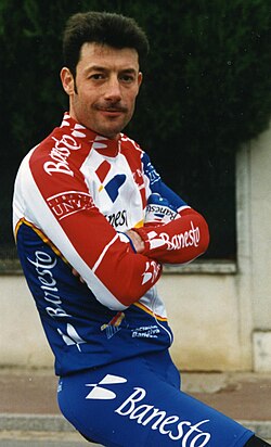 Jean François Bernard vistiendo indumentaria deportiva