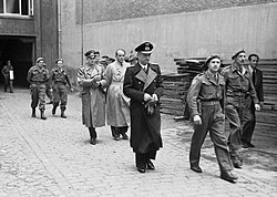 Miembros del Gobierno de Flensburgo arrestados por fuerzas británicas el 23 de mayo de 1945.
