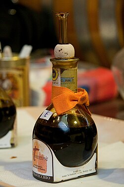 Botella tradicional de vinagre balsámico de Módena