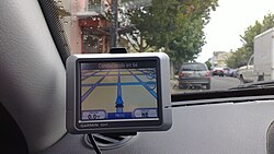 Dispositivo GPS Garmin Nüvi 200 montado en un parabrisas