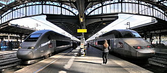 Dos trenes TGV de alta velocidad estacionados en París Gare de l'Est