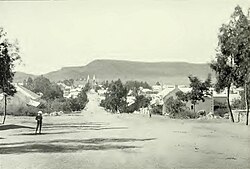 Fotografía histórica de una de las arterias principales de Bloemfontein en 1900