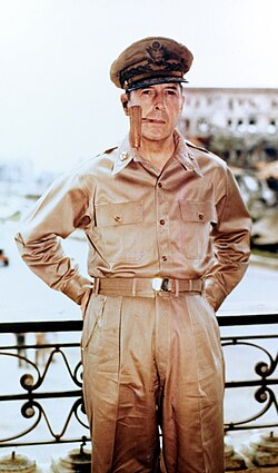 Douglas MacArthur fumando una pipa en el ayuntamiento de Manila, 1945