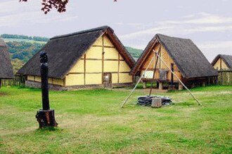 Reconstrucción moderna de cabañas tréveras en Altburg