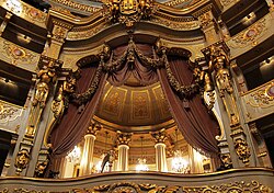 Interior del Teatro São Carlos con sus niveles de palcos