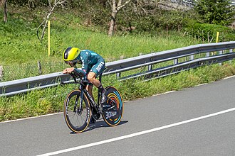 Primož Roglič vistiendo los colores de líder