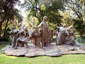 Monumento escultórico de las Saturnales en el Jardín Botánico de Buenos Aires