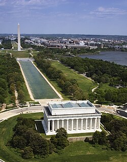 Vista aérea del Monumento a Lincoln, la piscina reflectante y el Monumento a Washington