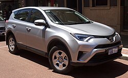 Toyota RAV4 gris estacionado en la vía pública