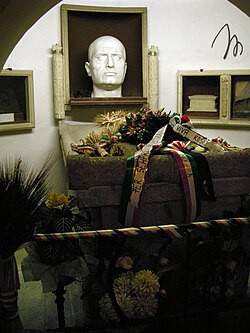 Tumba de Mussolini en la cripta familiar de Predappio