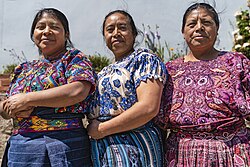 Textiles y indumentaria tradicional maya