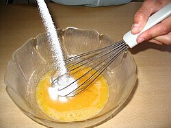 Mezcla preliminar de huevos y azúcar para repostería.