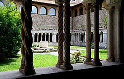 Claustro medieval con columnas ornamentales en espiral