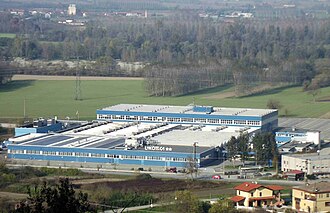 Fotografía representativa de la estructura industrial de Luxottica