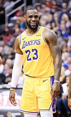 LeBron James durante un partido oficial de la temporada