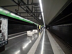 Acceso a la estación de metro de Roquetes de la Línea 3