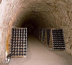 Bodegas subterráneas o cavas en Reims durante la segunda fermentación