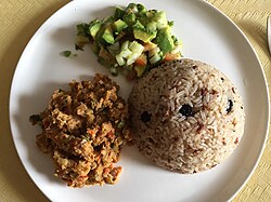 Arroz de coco con salpicón de pescado