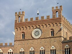 Coronación y almenas del palacio