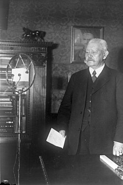 Hindenburg con un micrófono de radio