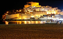 Vista nocturna del recinto amurallado