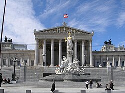 Fachada principal del edificio del Parlamento de Austria en Viena