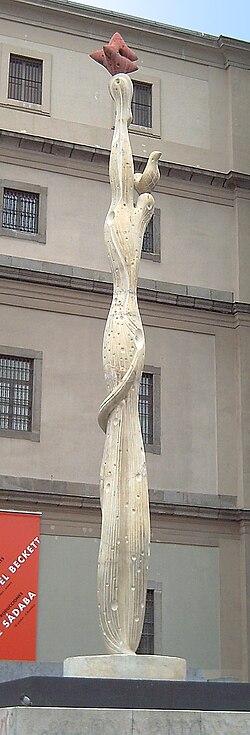 Escultura en la entrada del museo
