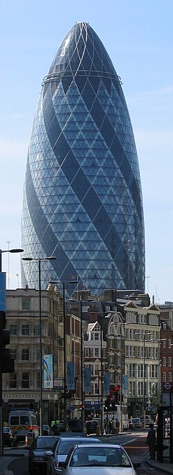 Perspectiva urbana de 30 St Mary Axe desde las calles de la City