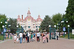 Entrada principal al parque temático Disneyland París