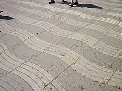 Detalle del pavimento con diseño de olas en La Rambla