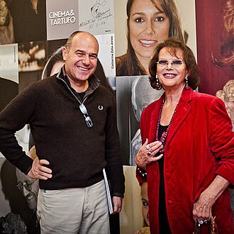 Giordano Berti junto a la actriz Claudia Cardinale en la inauguración de la exposición Cinema & Truffles en Alba