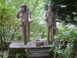 Estatuas haciendo burla hacia la hacienda pública en Trago Mills, Inglaterra