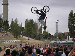 Ciclista realizando un Backflip