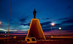 Monumento a la mujer galesa frente a la costa de Puerto Madryn.