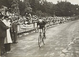 Mathias Clemens compitiendo en el Tour de Francia de 1936