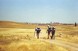 Caminantes recorriendo el sendero de la antigua Vía de la Plata cerca de Salamanca (España)