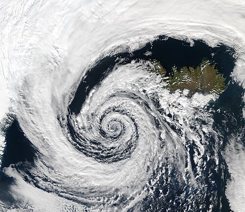 Borrasca girando en la costa suroeste de Islandia