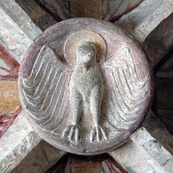Representación en piedra del Espíritu Santo con orla en la cabeza.