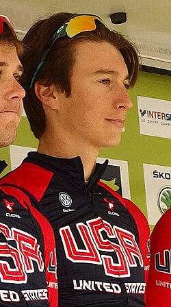 Fotografía de Neilson Powless vistiendo la indumentaria ciclista profesional