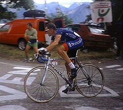 Armstrong subiendo L' Alpe d'Huez en 2001