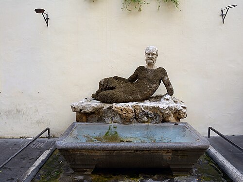 La fuente del babuino ubicada en la calle del mismo nombre en Roma.
