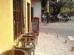 Calle La Alameda en temporada estival
