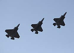 Un F-35C y dos F-35B en formación mostrando la diferencia en la superficie alar