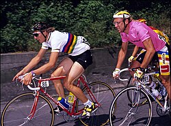 Maurizio Fondriest con el maillot de campeón del mundo junto a Laurent Fignon en el Giro de 1989