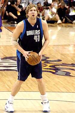 Nowitzki preparándose para lanzar un tiro libre