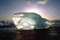 Bloque natural de hielo de gran tamaño en una playa islandesa