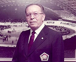 Retrato de Luis Puig, presidente de la Unión Ciclista Internacional entre 1981 y 1990